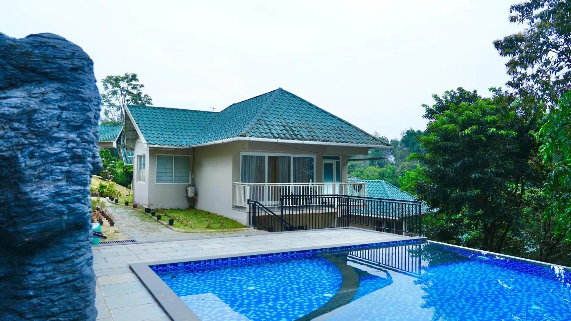 Aveda Munnar Mountains And Mist Hotel