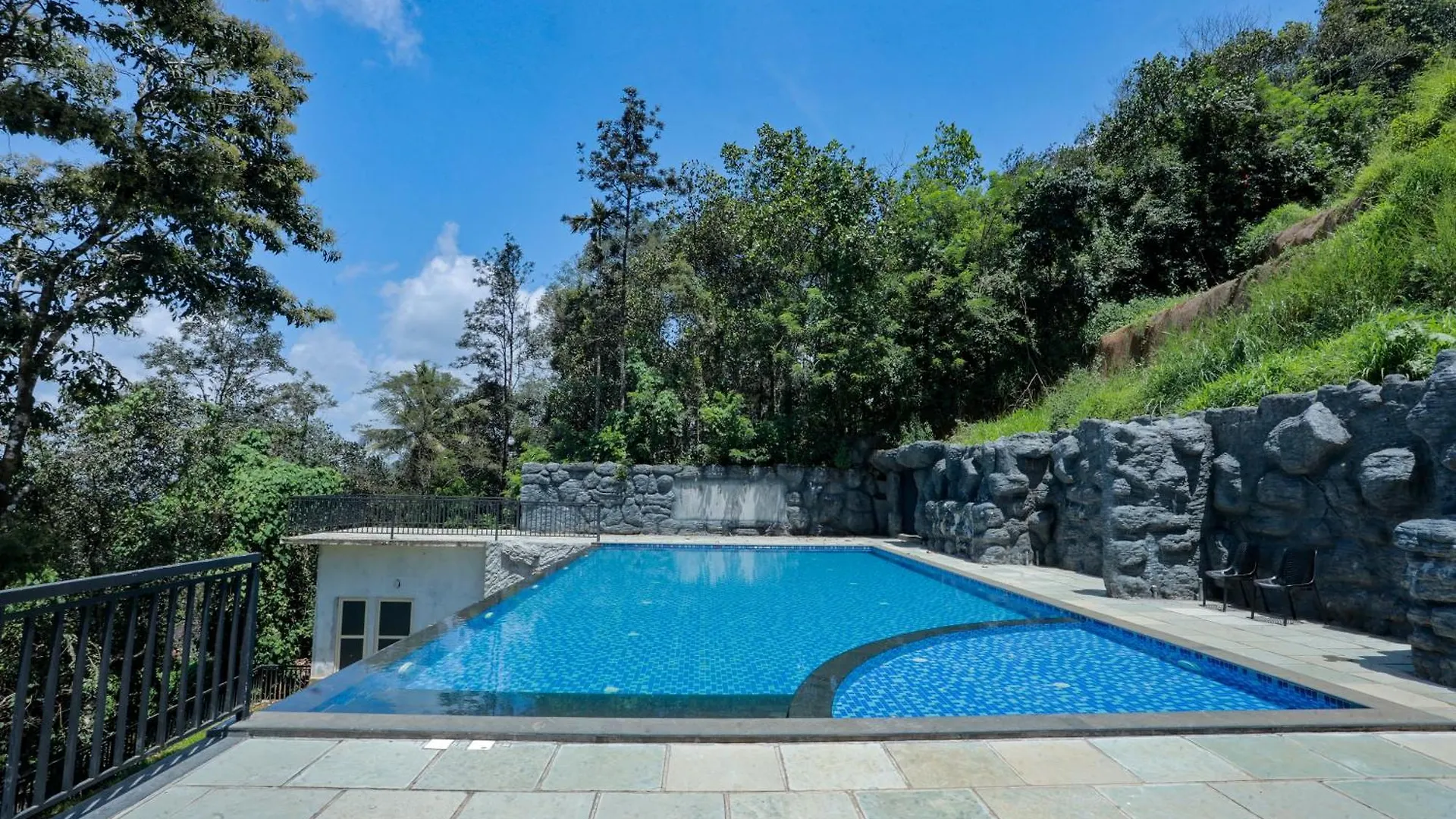 Aveda Munnar Mountains And Mist Hotel