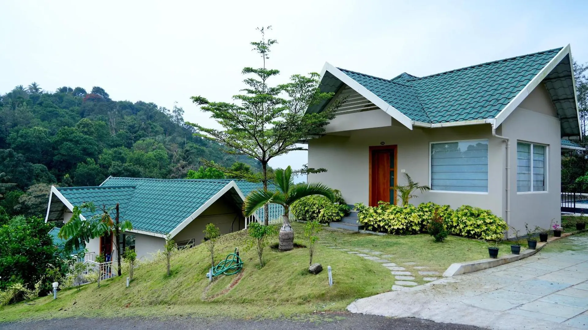 Aveda Munnar Mountains And Mist Hotel 4*,