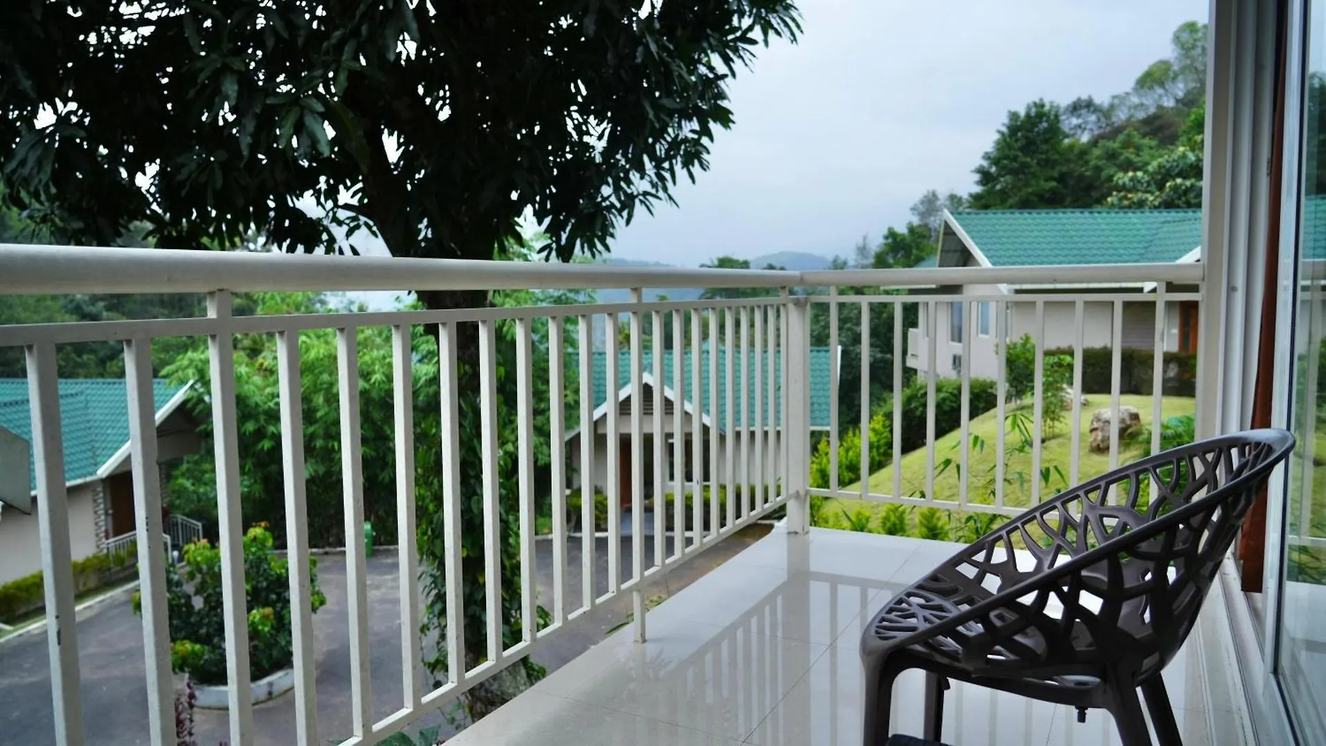 Aveda Munnar Mountains And Mist Hotel